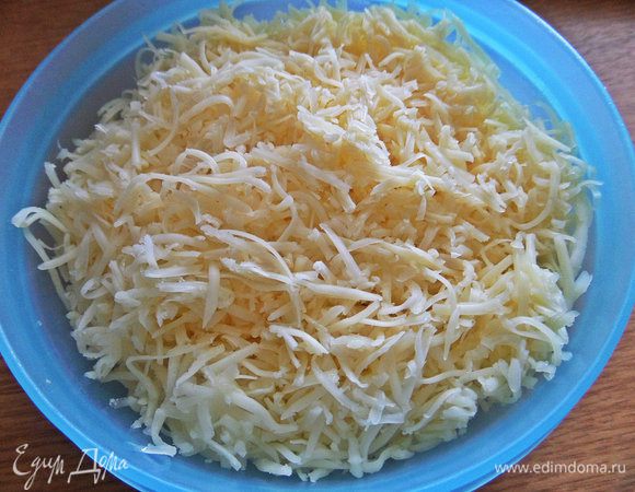 Сыр твердый мелко натереть.