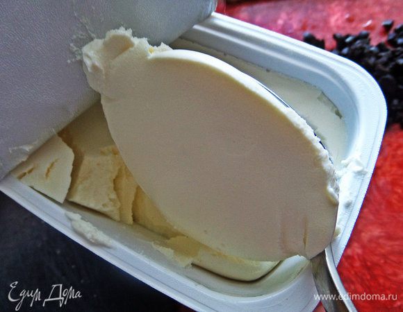 Для сливочной текстуры взяла сыр на основе творога (82%) типа "Филадельфии".