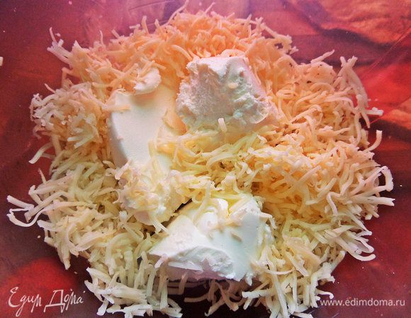 Смешиваем два вида сыра.