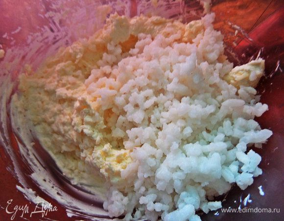Высыпаем рис к сыру.