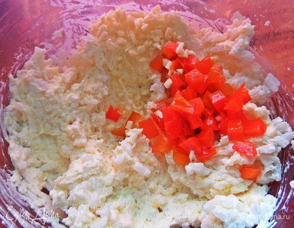 Добавить мелко нарезанный перец.