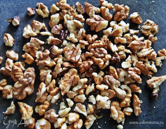 Орехи подавить скалкой или ножом измельчить.