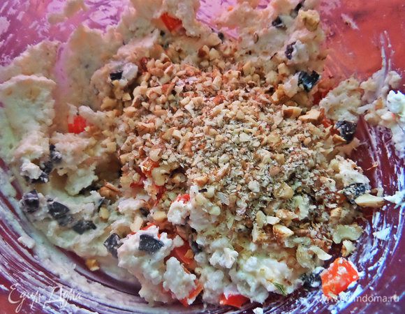 Высыпать ореховую крошку в начинку.