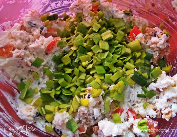 Высыпать лук,попробовать на соль,перец. Начинка готова.