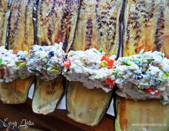 Положить по ложке начинки на каждый "язычок".