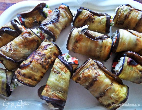 Скрутить в рулетики. Кончики отлично прилипают и зубочистки или шпажки не понадобятся!