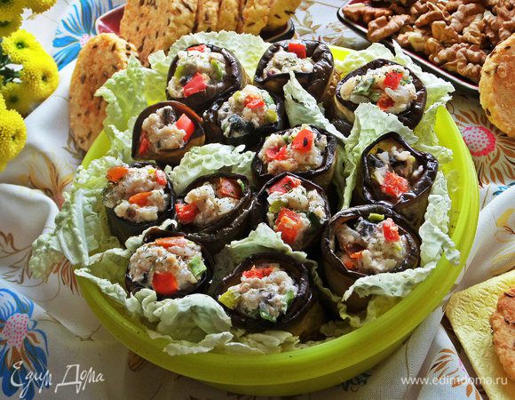 Помещаем рулетики в одну миску, постелив сначала листья пекинской капусты. Припорошить верх укропом.