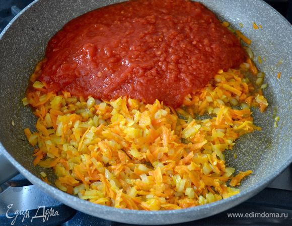 Добавить измельченные томаты и томатный соус (пассату).