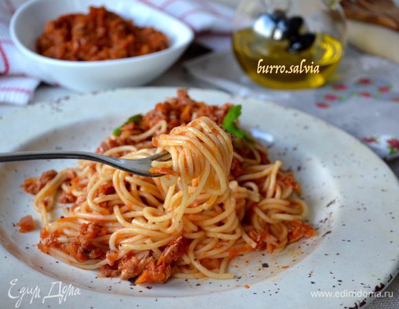 Получается очень вкусно! Рекомендую попробовать! Помимо пасты, соус можно подать с картофельным пюре. Или просто на куске свежеиспеченного домашнего хлеба! Вкусно и в остывшем виде! 