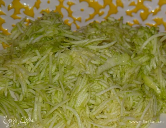 Натереть на средней терке. Я воспользовалась комбайном. Посолить и отставить на время.