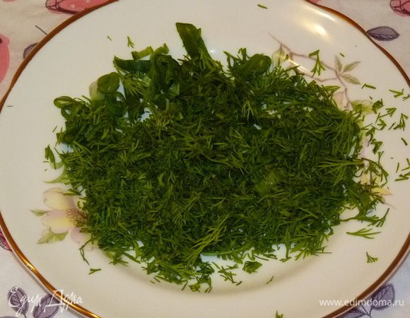 Чистую зелень измельчить.