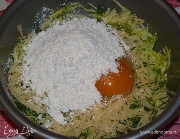 Смешать кабачки, сыр, зелень, яйца, муку.
