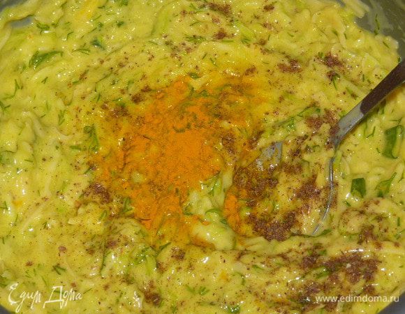 Добавить куркуму и смесь перцев.