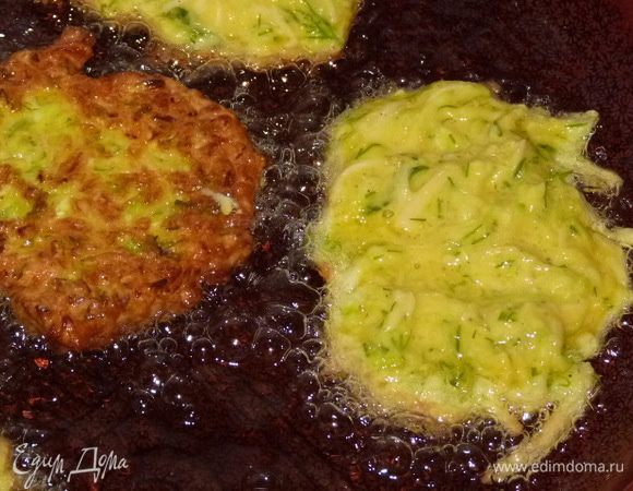 Жарить на прогретой сковороде до золотистого цвета с двух сторон.  Жарятся очень быстро.