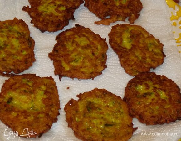 Выкладывать на бумажное полотенце, чтобы лишнее масло впиталось.