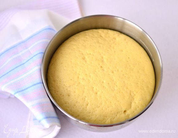 Замесить тесто. Хорошо вымешанное тесто должно быть однородным, без комков, хорошо отставать от рук и стенок посуды.
Посыпать тесто немного мукой, накрыть емкость полотенцем, поставить в теплое место для брожения. В процессе брожения дрожжевые грибы разлагают сахар, выделяется углекислый газ. Слишком большое кол-во углекислоты замедляет процесс брожения, поэтому тесто пару раз обминают (если мука со слабой клейковиной — 1 раз, с высокой — 2-3 раза, я обминаю 2 раза).
Первая обминка через 1 час, 2-я через 40-50 минут, еще через 40-50 минут тесто готово к работе (всего на подъем теста уходит примерно 2 ч. 30 мин.). 
Обмять его на столе еще раз и можно формировать пирожки. 