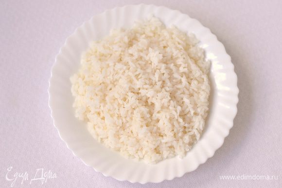 Рис промыть, отварить в подсоленной воде.