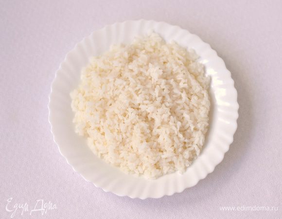 Рис промыть, отварить в подсоленной воде.