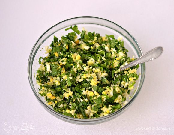 Вареные яйца нарезать кубиками не мелко. Щавель порубить ножом. Смешать с рисом. Поперчить по вкусу. Я соль не добавляла.
Щавель добавляйте по вкусу. Если его слишком много, начинка будет сильно кислить и он забьет вкусы риса и яйца. 