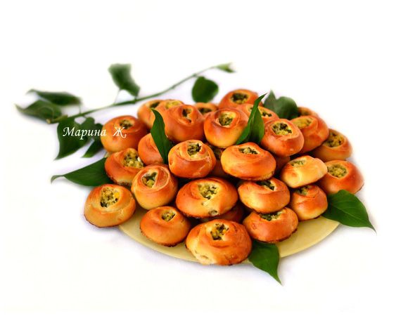 Пирожки положить на застеленный противень, смазать смесью из 1 желтка и 2 ч. л. воды. Дать расстояться в теплом месте 30 минут. Выпекать при 180°C примерно 25 мин, до румяного цвета. 