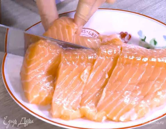 Семгу нарезать небольшими кусочками.