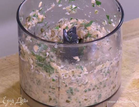 Приготовить фарш: в чаше блендера соединить семгу, шалот, каперсы и нарезанную зелень, посолить, поперчить и измельчить, затем добавить яйцо, цедру и сок лимона, все перемешать.