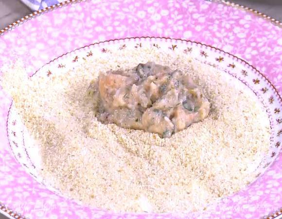 Панировочные сухари насыпать в тарелку, ложкой выкладывать фарш и формировать котлетки.