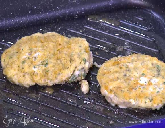 В сковороде-гриль разогреть 1‒2 ст. ложки оливкового масла и обжарить котлеты с двух сторон до готовности.