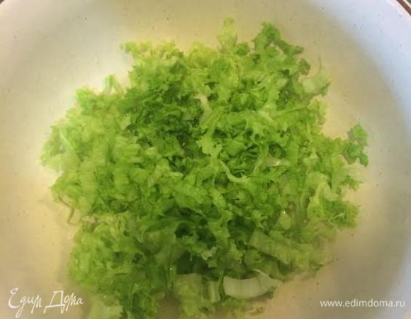 Нарезать салат.