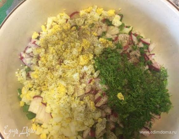 Добавить соль, перец и перемешать.