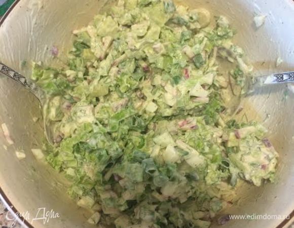 Добавляем сметану и еще раз аккуратно перемешиваем.