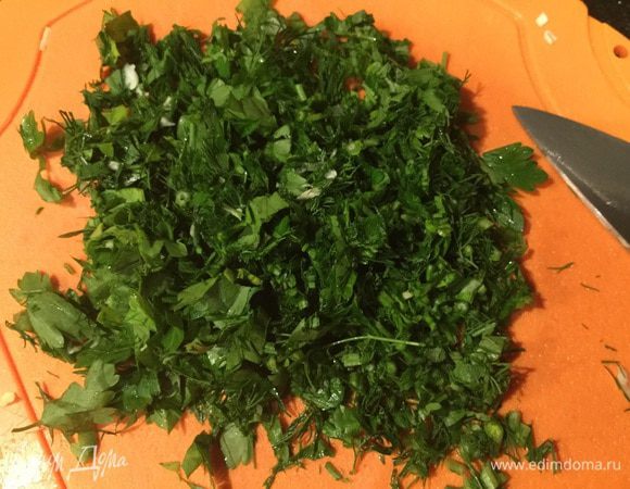 Нарубите мелко зелень, я брала петрушку и укроп, можно заменить кинзой и/или добавить веточку тимьяна, но это уже на любителя.