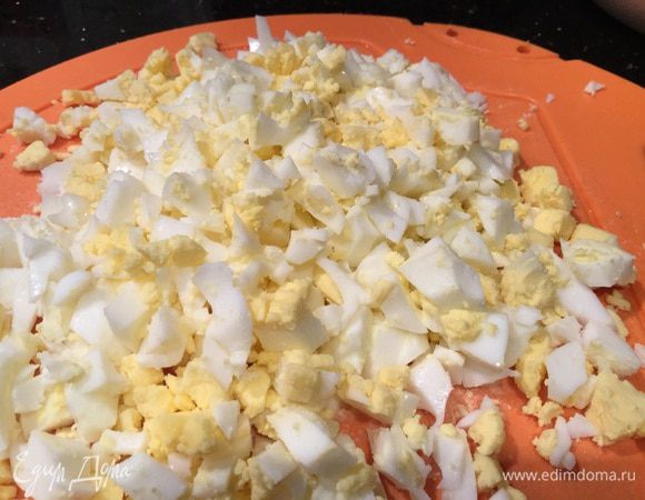 Тем временем и яйца уже сварились, опустите яйца в холодную воду, почистите, и мелко нарежьте, смешайте с капустой и зеленью, посолите по-вкусу.