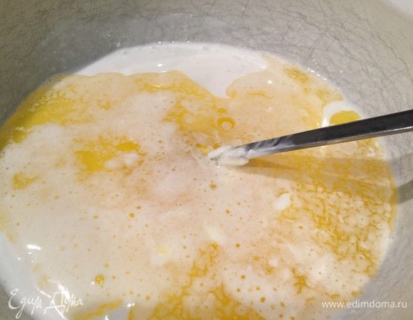 Теперь займемся тестом: сливочное масло растопите, смешайте с кефиром, сметаной, яйцами, солью и сахаром.