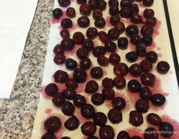 Из вишни достать косточки и выложить на бумажное полотенце.