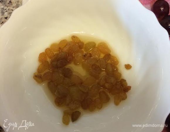 Изюм замочить в роме.