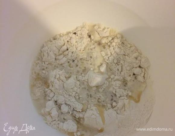 Тесто: в миске смешать муку, соль, растительное масло и теплую воду.