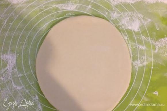 Духовку нагреть до 180°C. Коврик для выпечки посыпать 1 ст.л муки и начать раскатывать тесто (если нет коврика, то можно тесто раскатать на полотняной салфетке).