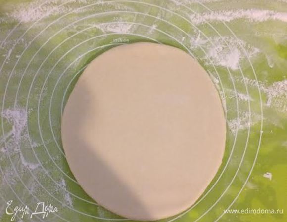 Духовку нагреть до 180°C. Коврик для выпечки посыпать 1 ст.л муки и начать раскатывать тесто (если нет коврика, то можно тесто раскатать на полотняной салфетке).