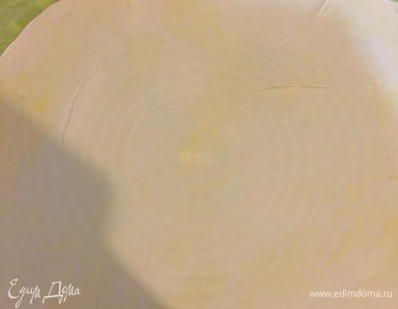 Тесто нужно раскатать очень тонко, так чтоб сквозь него мы видели наш коврик. Смазываем тесто 1 ч.л растопленного сливочного масла.