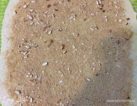 Посыпаем миндалем и сухариками.