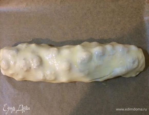 Рулет смазать 1 ч.л растопленного сливочного масла.