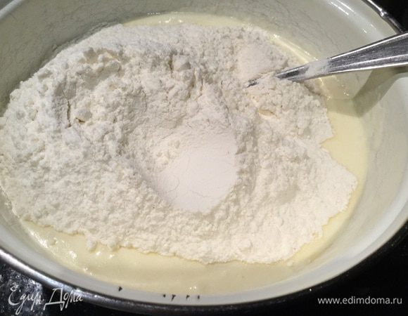 Добавьте муку и разрыхлитель, смешайте до однородности.