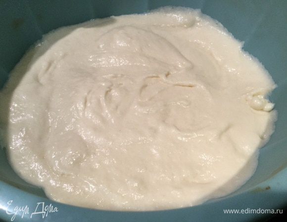 Вылейте половину теста в форму (у меня силиконовая, если у вас другая, то предварительно смажьте ее маслом).