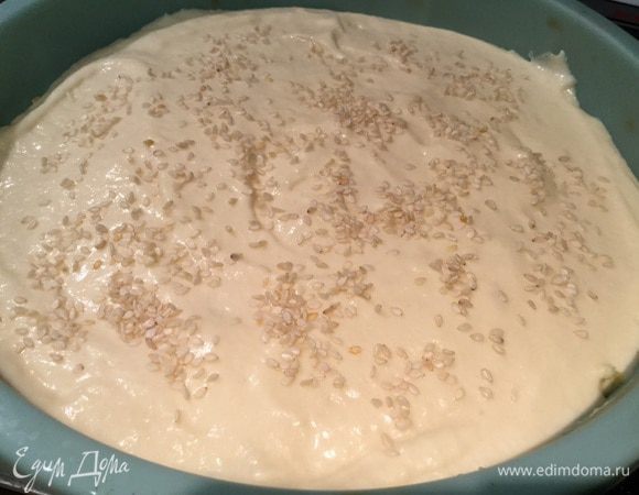 И залейте оставшимся тестом, разровняйте. Сверху посыпьте кунжутом.