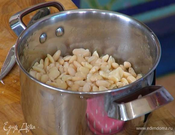 Белую фасоль отварить согласно инструкции на упаковке.