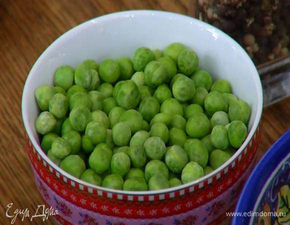 Стручковую фасоль и зеленый горошек предварительно разморозить.