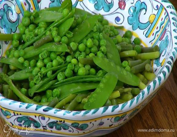 Спаржу, стручковую фасоль, зеленый горошек и стручки молодого гороха опустить на 3 минуты в кипящую воду, затем обдать ледяной водой.