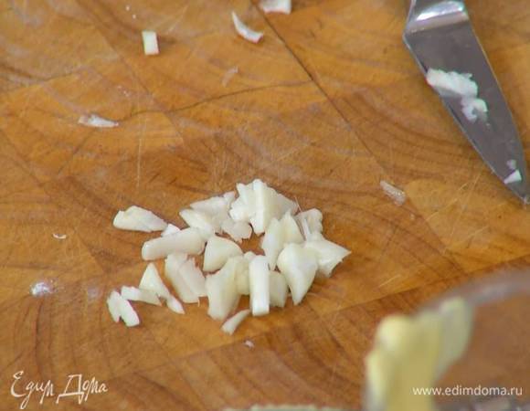 Чеснок почистить и мелко порубить.