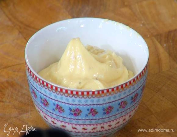 Приготовить соус: к 2‒3 ст. ложкам домашнего майонеза добавить измельченный чеснок, влить уксус и все перемешать.